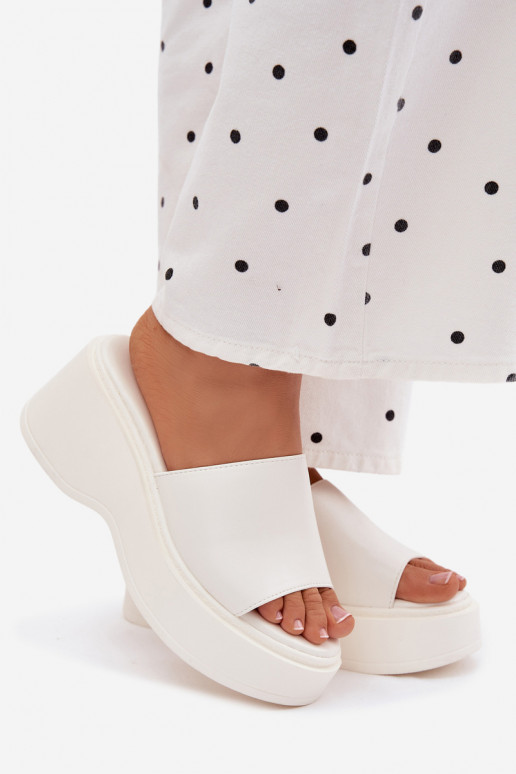 Pantofole da donna con una piattaforma Colore bianco Virelia