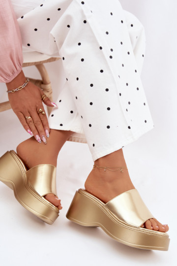 Pantofole da donna con una piattaforma colore dorato Virelia