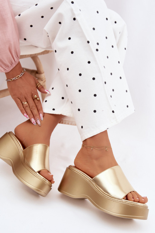 Pantofole da donna con una piattaforma colore dorato Virelia
