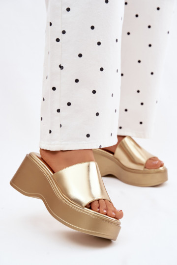 Pantofole da donna con una piattaforma colore dorato Virelia 2