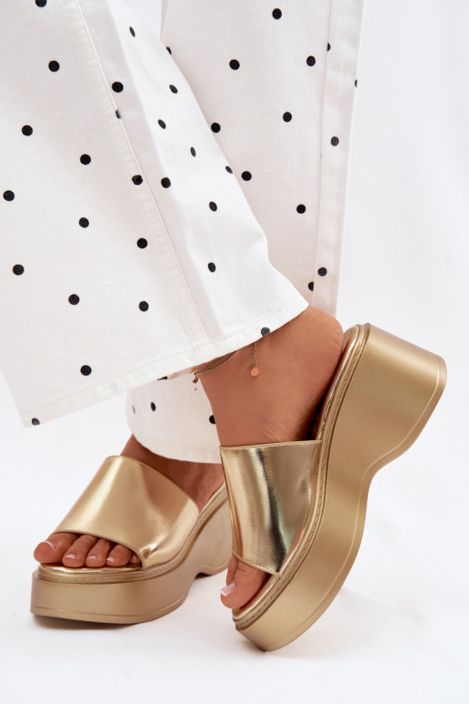 Pantofole da donna con una piattaforma colore dorato Virelia