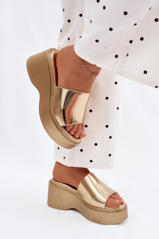 Pantofole da donna con una piattaforma colore dorato Virelia