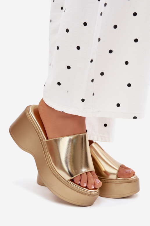 Pantofole da donna con una piattaforma colore dorato Virelia