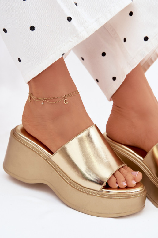 Pantofole da donna con una piattaforma colore dorato Virelia