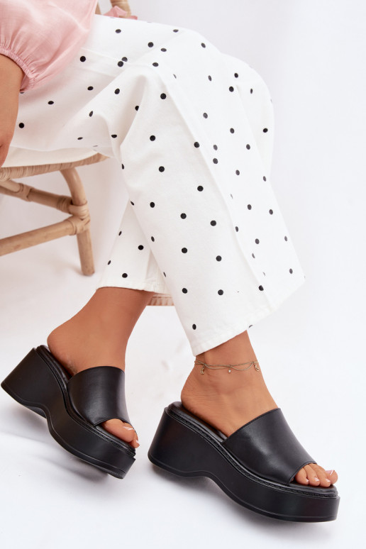 Pantofole da donna con una piattaforma colore nero Virelia