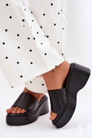 Pantofole da donna con una piattaforma colore nero Virelia 2