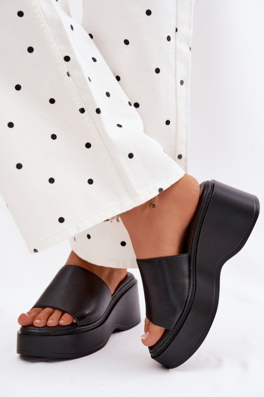 Pantofole da donna con una piattaforma colore nero Virelia