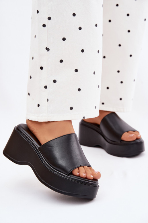 Pantofole da donna con una piattaforma colore nero Virelia