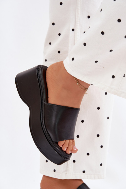 Pantofole da donna con una piattaforma colore nero Virelia