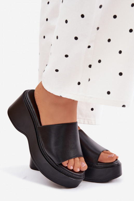 Pantofole da donna con una piattaforma colore nero Virelia