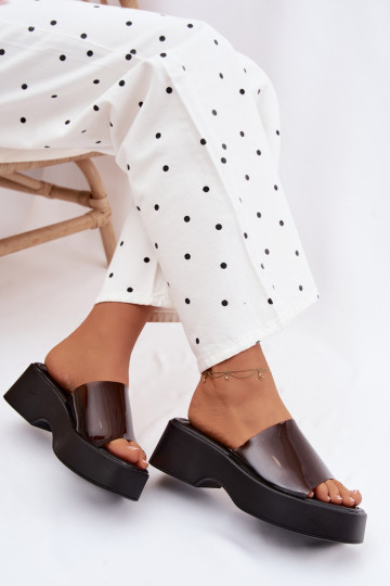 Pantofole da donna con una piattaformaTransparentnym Strisceem colore nero Selestia