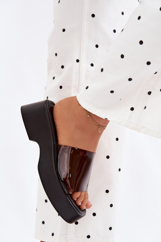 Pantofole da donna con una piattaformaTransparentnym Strisceem colore nero Selestia