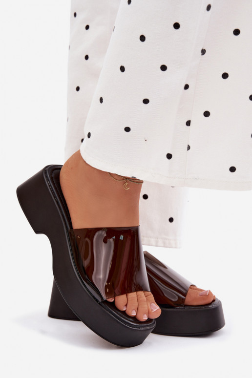 Pantofole da donna con una piattaformaTransparentnym Strisceem colore nero Selestia