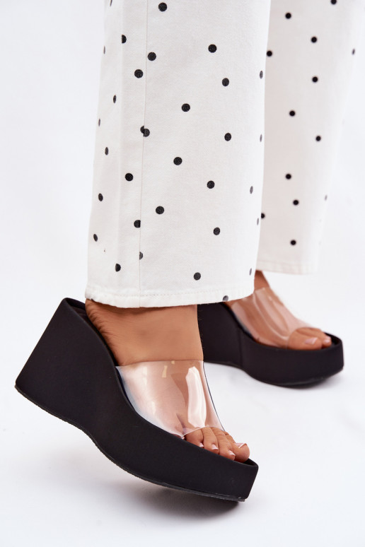 Pantofole da donna con una piattaformaTransparentnym Strisceem colore nero Zolretia