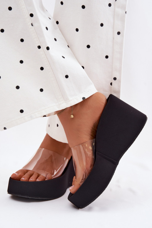 Pantofole da donna con una piattaformaTransparentnym Strisceem colore nero Zolretia