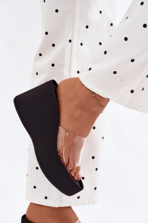 Pantofole da donna con una piattaformaTransparentnym Strisceem colore nero Zolretia