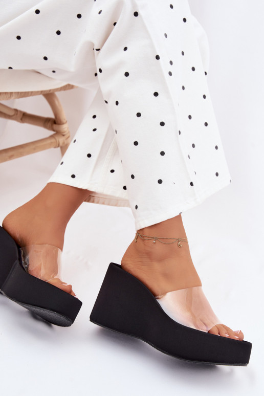 Pantofole da donna con una piattaformaTransparentnym Strisceem colore nero Zolretia