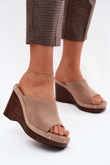 Infradito da donna con piattaforma in suede sintetico e borchie dorate color sabbia Norvia
