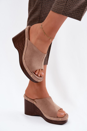 Infradito da donna con piattaforma in suede sintetico e borchie dorate color sabbia Norvia 2