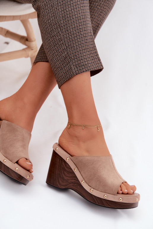 Pantofole da donna con una piattaformaImitacji dalla pelle scamosciatau colore dorato con rivetti beige Norvia