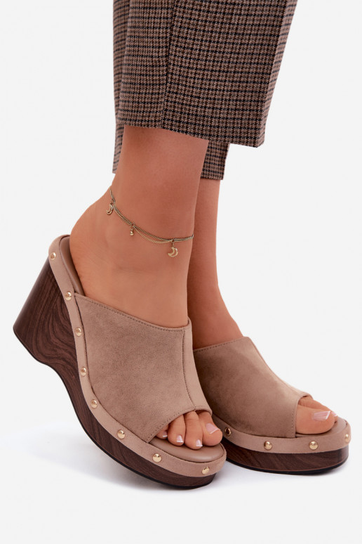 Pantofole da donna con una piattaformaImitacji dalla pelle scamosciatau colore dorato con rivetti beige Norvia