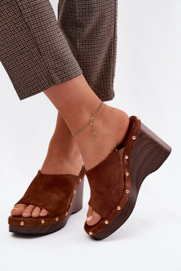 Infradito da donna con piattaforma in suede sintetico e borchie dorate color marrone Norvia