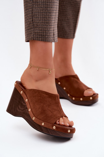 Infradito da donna con piattaforma in suede sintetico e borchie dorate color marrone Norvia 2