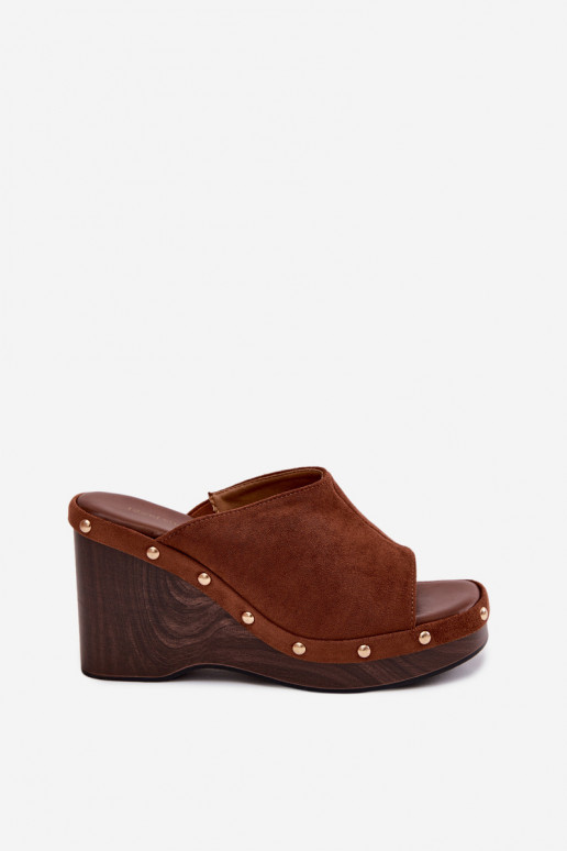 Pantofole da donna con una piattaformaImitacji dalla pelle scamosciatau colore dorato con rivetti colore marrone Norvia