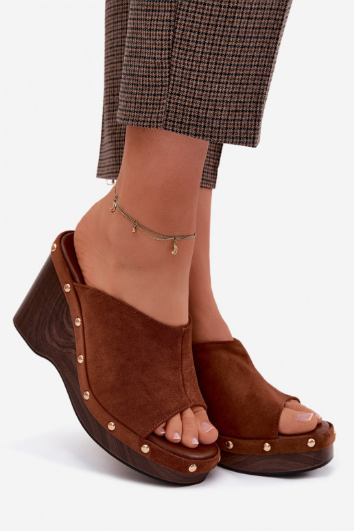 Pantofole da donna con una piattaformaImitacji dalla pelle scamosciatau colore dorato con rivetti colore marrone Norvia