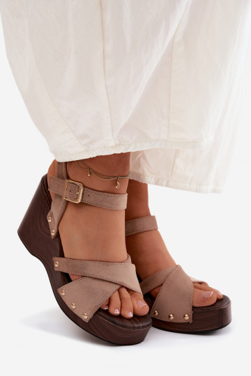 Sandali da donna con una piattaforma Ze colore doratomi Borchie beige Velvra