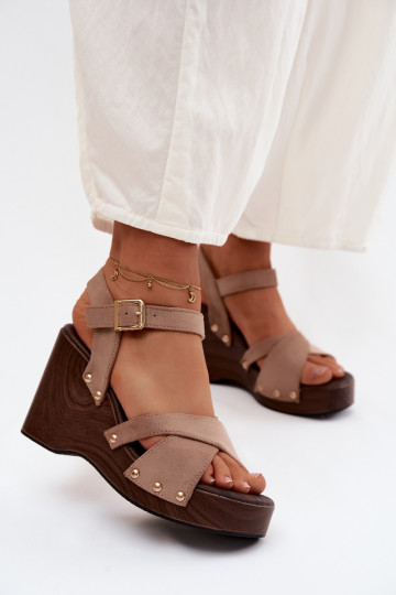 Sandali da donna con una piattaforma Ze colore doratomi Borchie beige Velvra 2