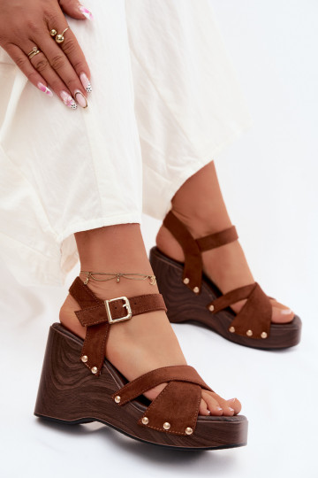 Sandali con piattaforma da donna in suede sintetico e borchie dorate color marrone Velvra