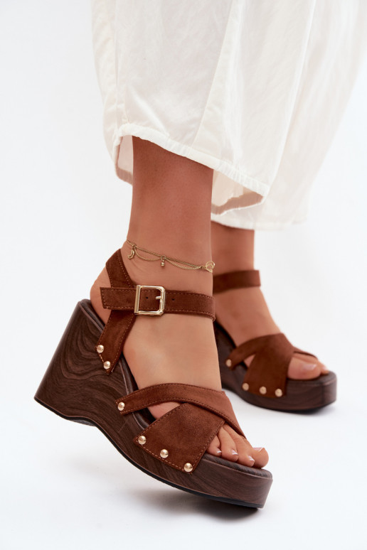 Sandali con piattaforma da donna in suede sintetico e borchie dorate color marrone Velvra