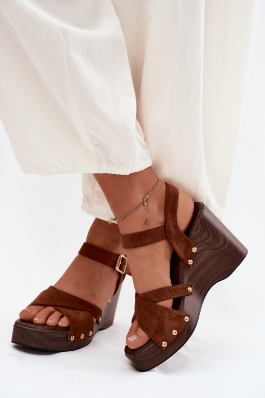 Sandali con piattaforma da donna in suede sintetico e borchie dorate color marrone Velvra