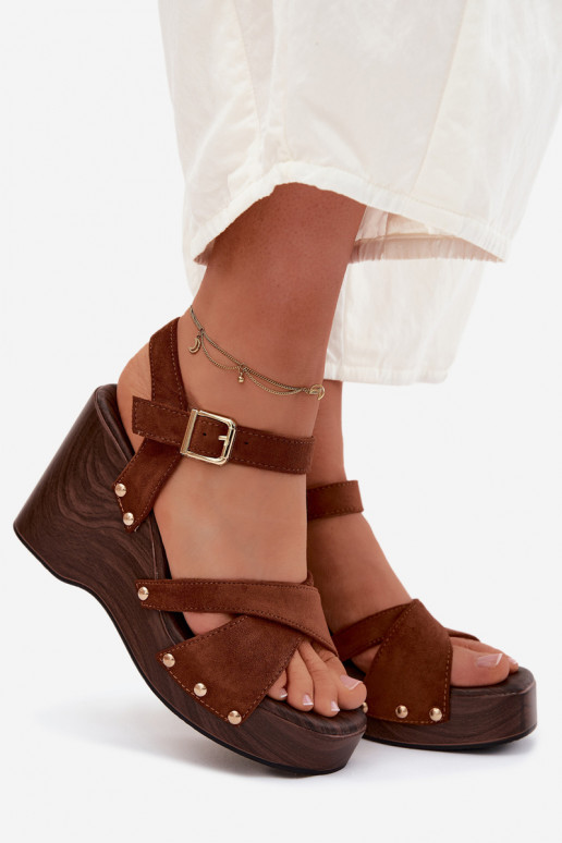 Sandali con piattaforma da donna in suede sintetico e borchie dorate color marrone Velvra