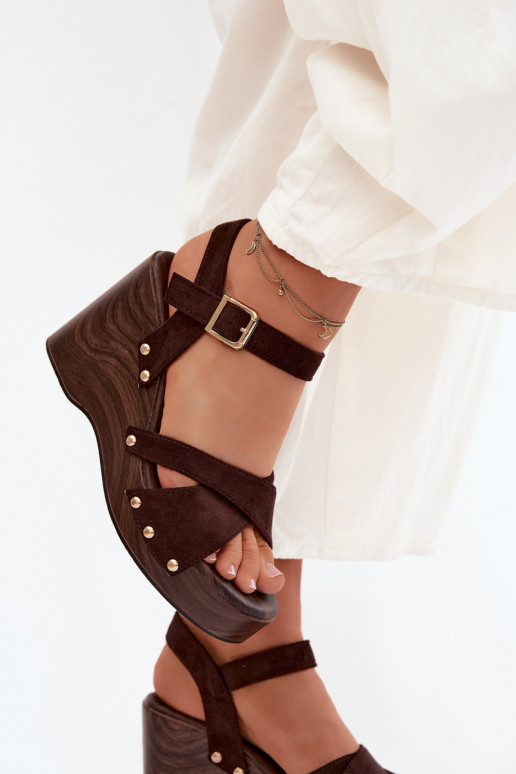 Sandali da donna con una piattaforma Ze colore doratomi Borchie CzekoladoAe Velvra