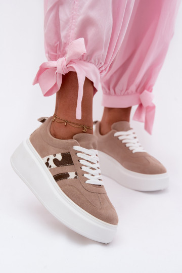 Scarpe modello sneakers Femminile con una piattaformaImitacji dalla pelle scamosciatau Łaty beige Averin