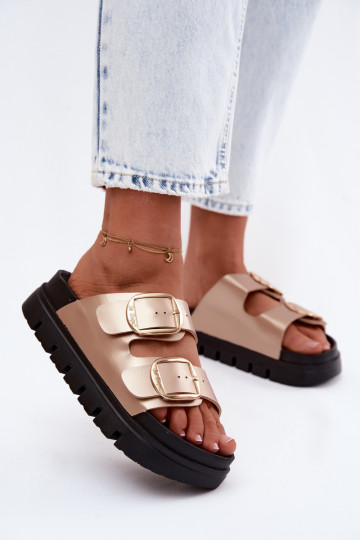 Pantofole da doncon una piattaforma con fibbie Lee Cooper LCIN-26-35-4462L colore dorato