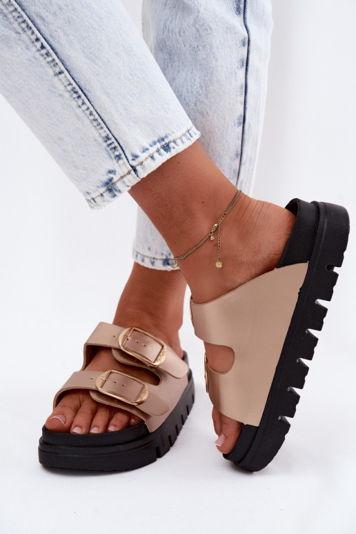 Pantofole da doncon una piattaforma con fibbie Lee Cooper LCIN-26-35-4462L colore dorato