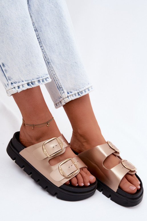 Pantofole da doncon una piattaforma con fibbie Lee Cooper LCIN-26-35-4462L colore dorato