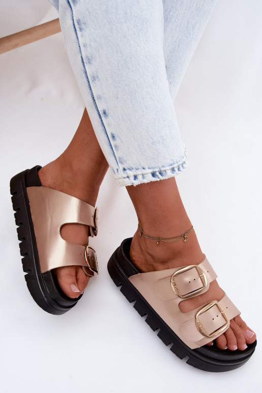 Pantofole da doncon una piattaforma con fibbie Lee Cooper LCIN-26-35-4462L colore dorato