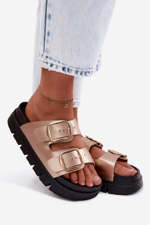 Pantofole da doncon una piattaforma con fibbie Lee Cooper LCIN-26-35-4462L colore dorato