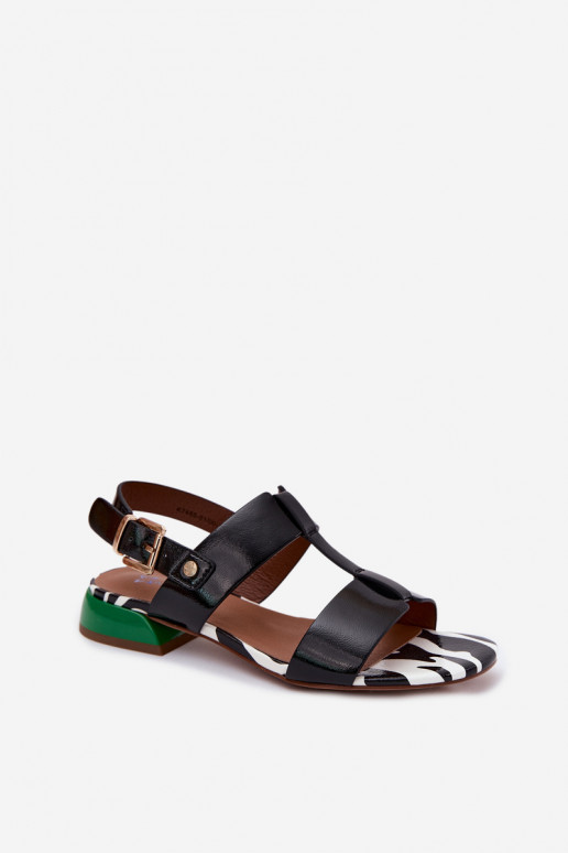 Sandali da donnacon effetto vernicej Skóry Deveciejka K7455-01 colore nero