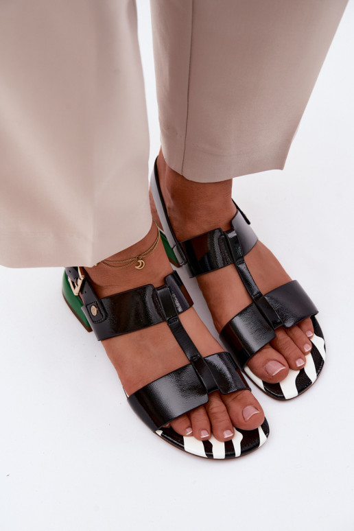 Sandali da donnacon effetto vernicej Skóry Deveciejka K7455-01 colore nero