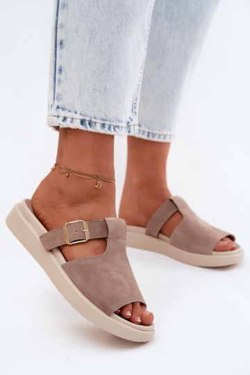 Pantofole da donna in suede sintetico con fibbie dorate color sabbia Zemela