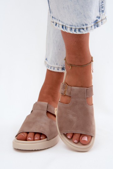 Pantofole da donna in suede sintetico con fibbie dorate color sabbia Zemela 2