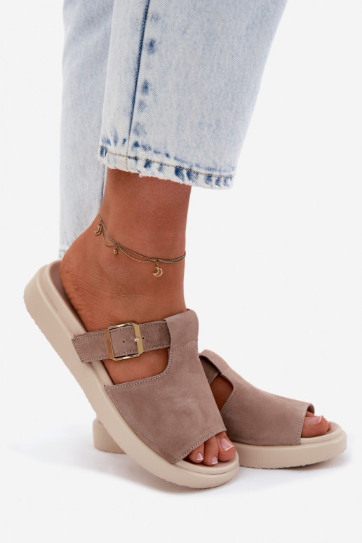 Pantofole da donna in pelle scamosciata con una piattaforma con fibbie dorate beige Zemela