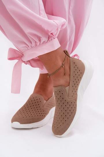Scarpe slip-on con elementi traforati in suede sintetico color sabbia Geressa 2