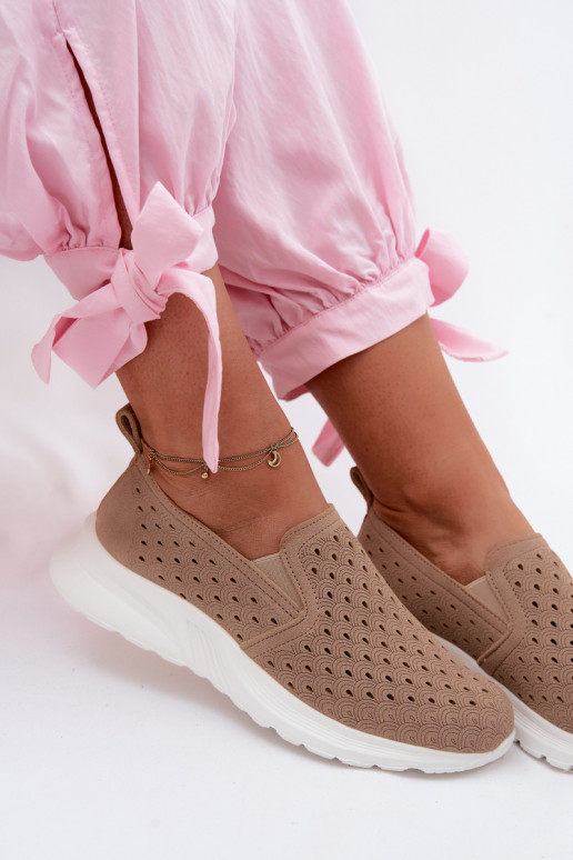 Scarpe slip-on con elementi traforati in suede sintetico color sabbia Geressa