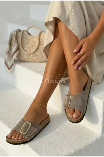 Pantofole da donna in suede sintetico con fibbie color sabbia Beryl